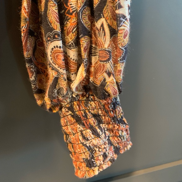 Roan and Ryan paisley print blouse with silver metallic threading.  Size M - Picture 5 of 6